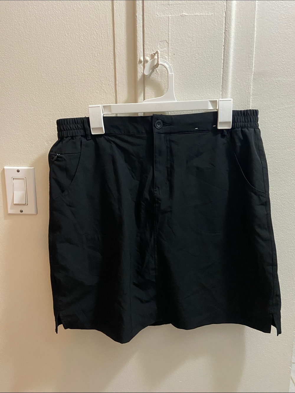 Black Elastic-Waist Mini Skirt with Front Pockets